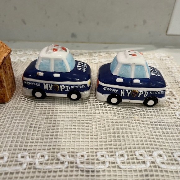 2 sets of Salt and Pepper Shakers. Minature OutHouse S&P and NYPD police car S&P - Picture 6 of 13